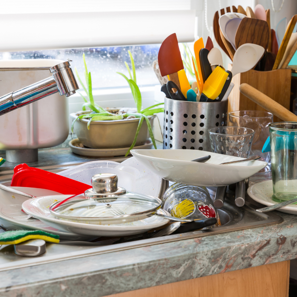 La cucina è sporca e i piatti sono da lavare. C'è un cattivo odore nell'aria, basta spruzzare OnoZero Hygiene e con azione 2 secondi i cattivi odori verrano eliminati in modo assolutamente 100% naturale