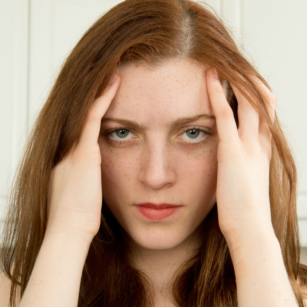 La donna è stressata e sta male per i cattivi odori che sente e ha un problema