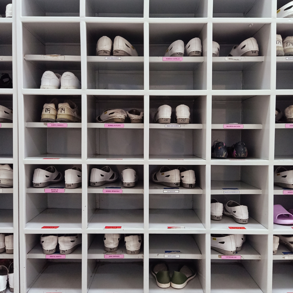 scarpe da tennis, sneakers, scarpe di tela, bianche, nere, colorate. Ogni scarpa vive le nostre avventure, da correre al mare o in bosco, prendendo treni e aerei, feste ed eventi, aperitivi e caffè, gelati o portando fuori il cane. La libertà di usare OnoZero Hygiene, spruzzare con azione 2 secondi 100% naturale ed eliminare i cattivi odori e dormire serena.