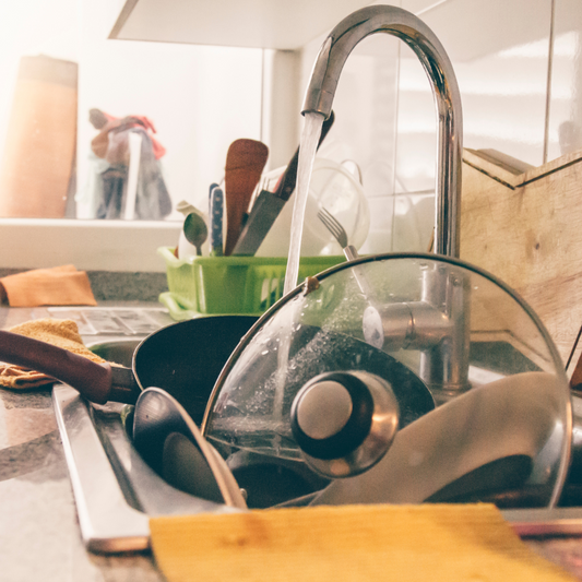 Come eliminare i cattivi odori dai piatti sporchi in cucina